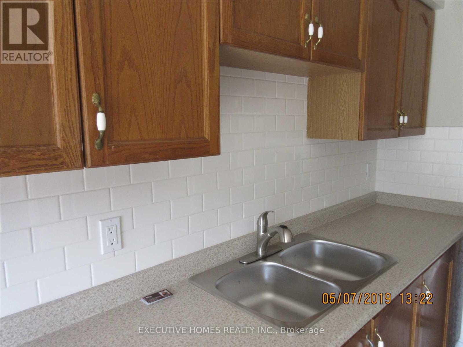 74 Hudson Drive, Brampton, Ontario  L6Y 4K8 - Photo 8 - W12700932