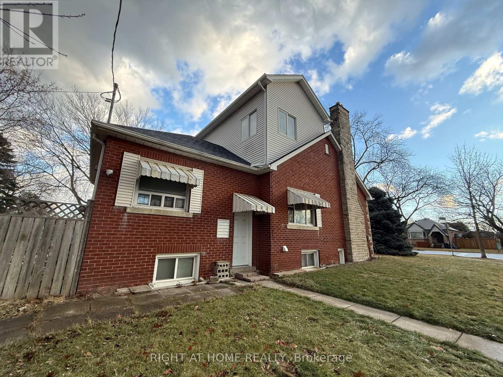44 ASH CRESCENT, Toronto, Ontario