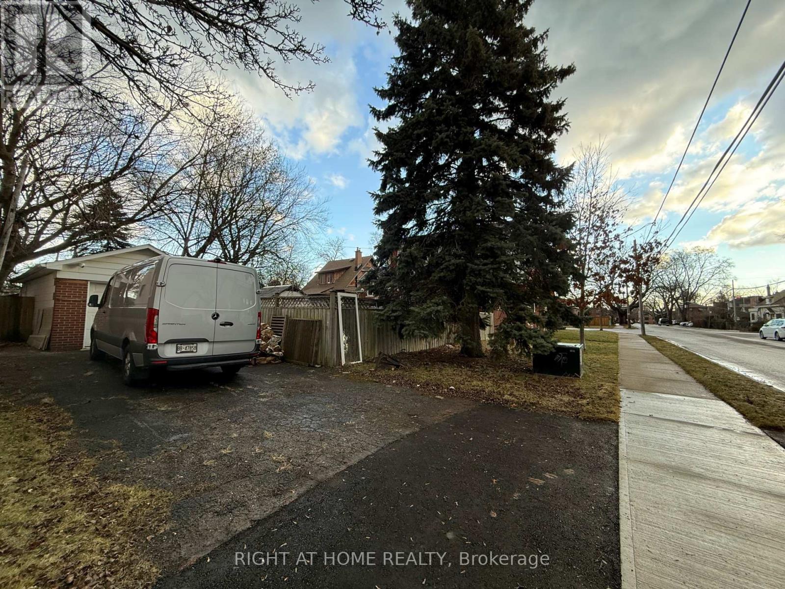 44 Ash Crescent, Toronto, Ontario  M8W 1E3 - Photo 13 - W12701032