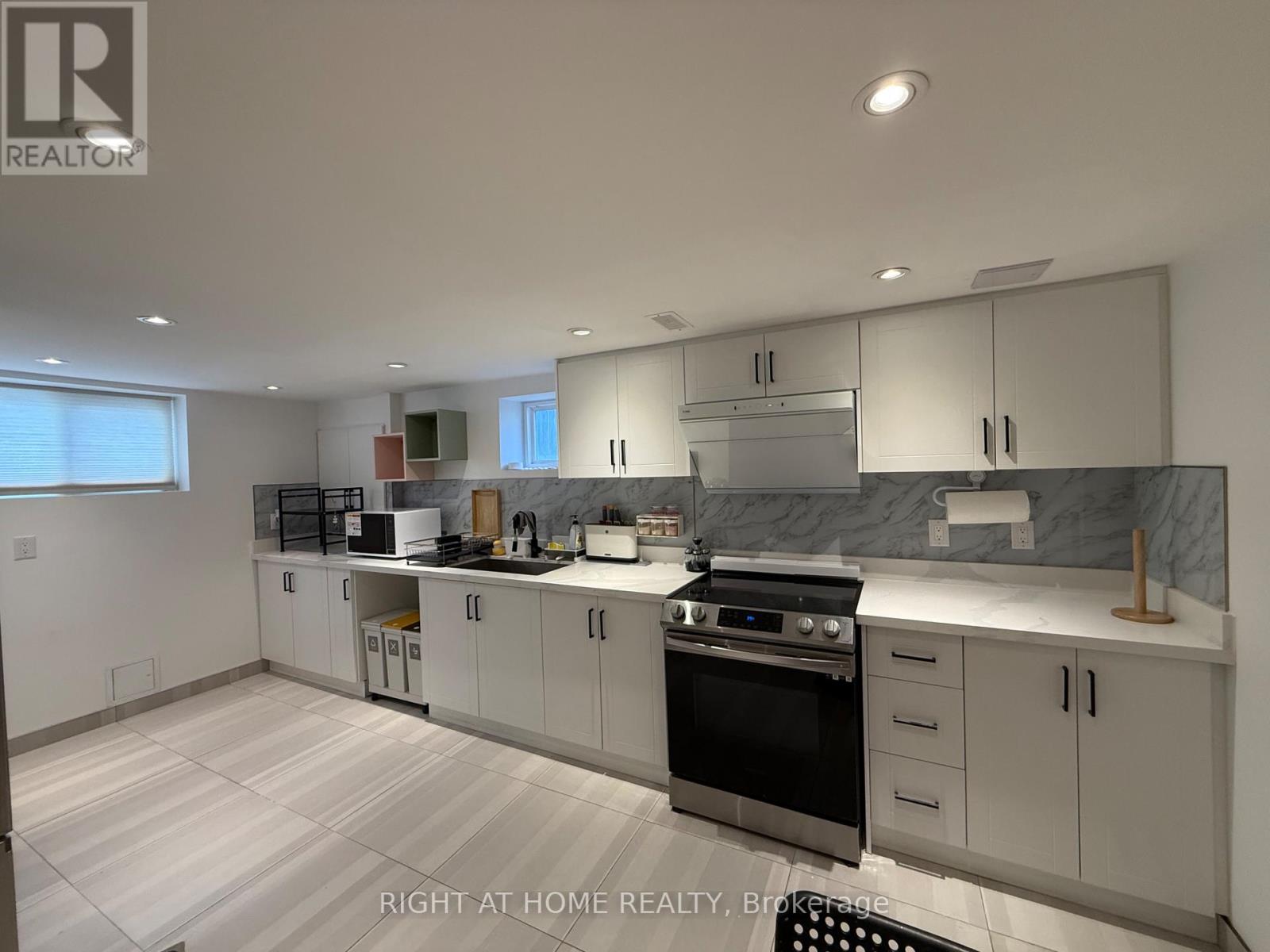 44 Ash Crescent, Toronto, Ontario  M8W 1E3 - Photo 2 - W12701032