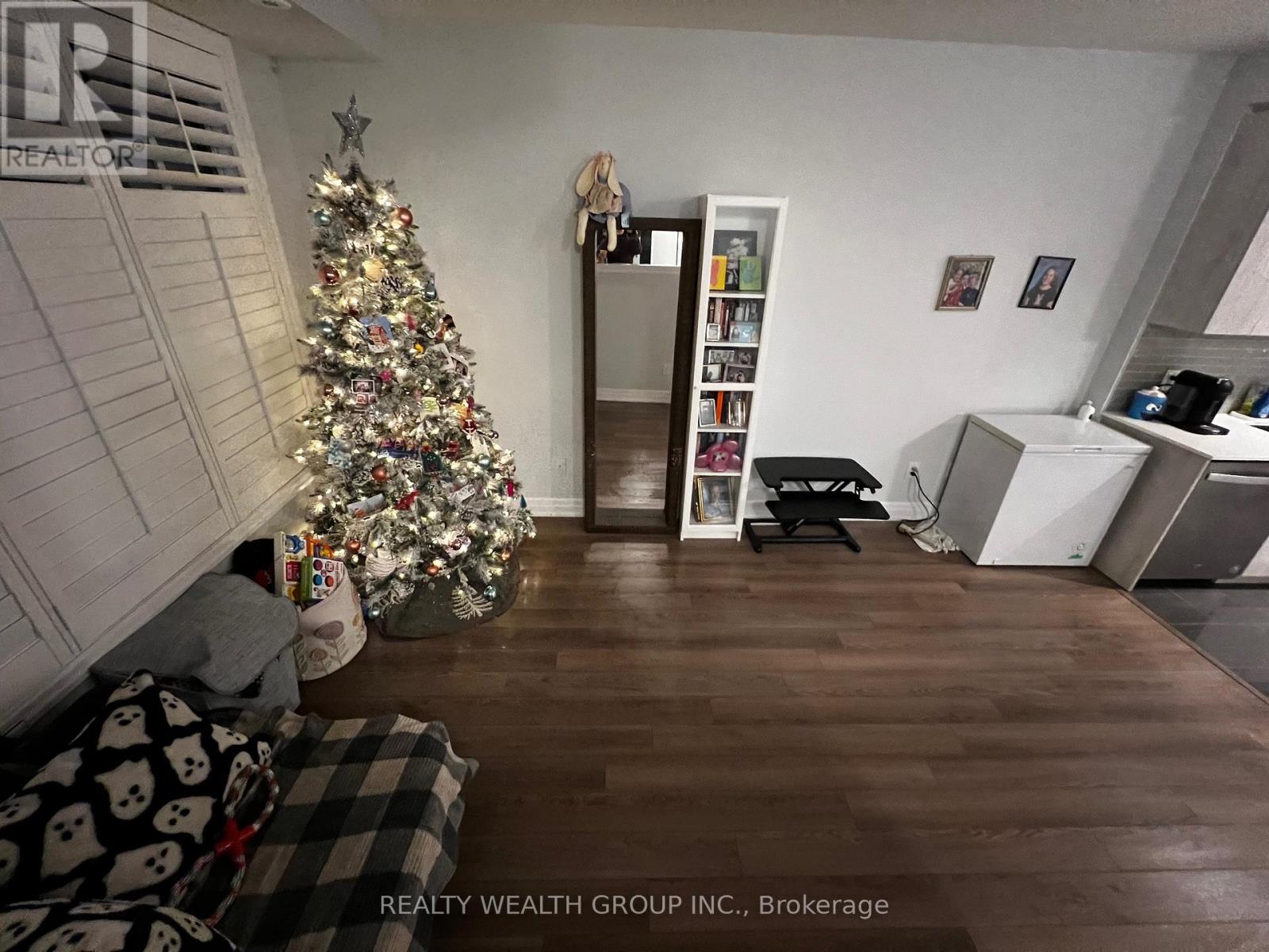 709 - 665 Cricklewood Drive, Mississauga, Ontario  L5G 0B9 - Photo 2 - W12701060