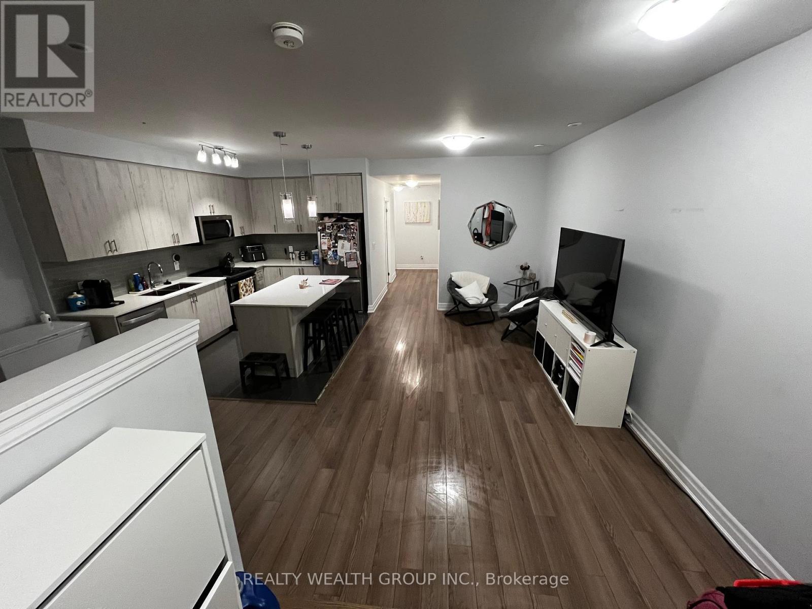 709 - 665 Cricklewood Drive, Mississauga, Ontario  L5G 0B9 - Photo 3 - W12701060