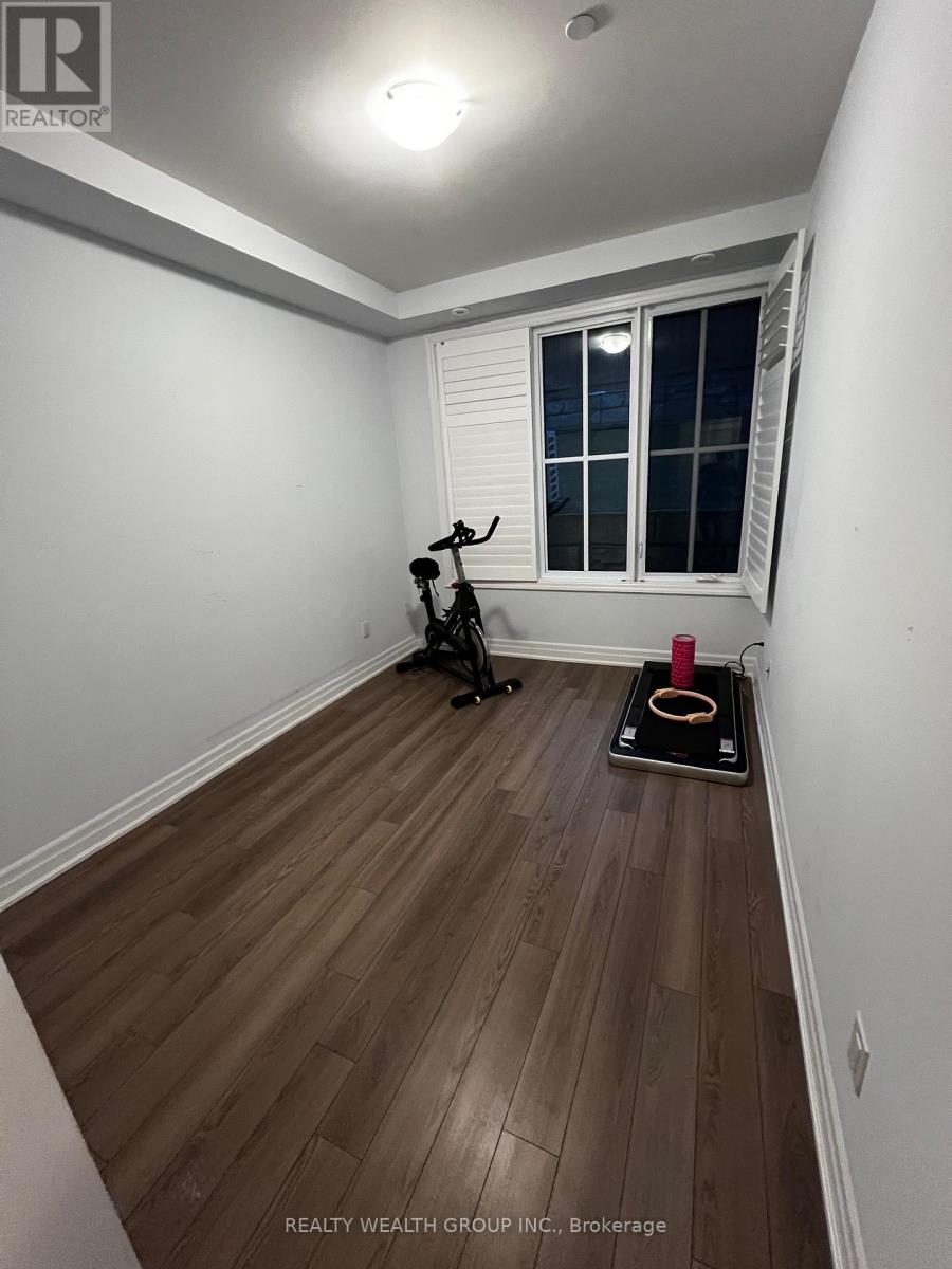 709 - 665 Cricklewood Drive, Mississauga, Ontario  L5G 0B9 - Photo 4 - W12701060