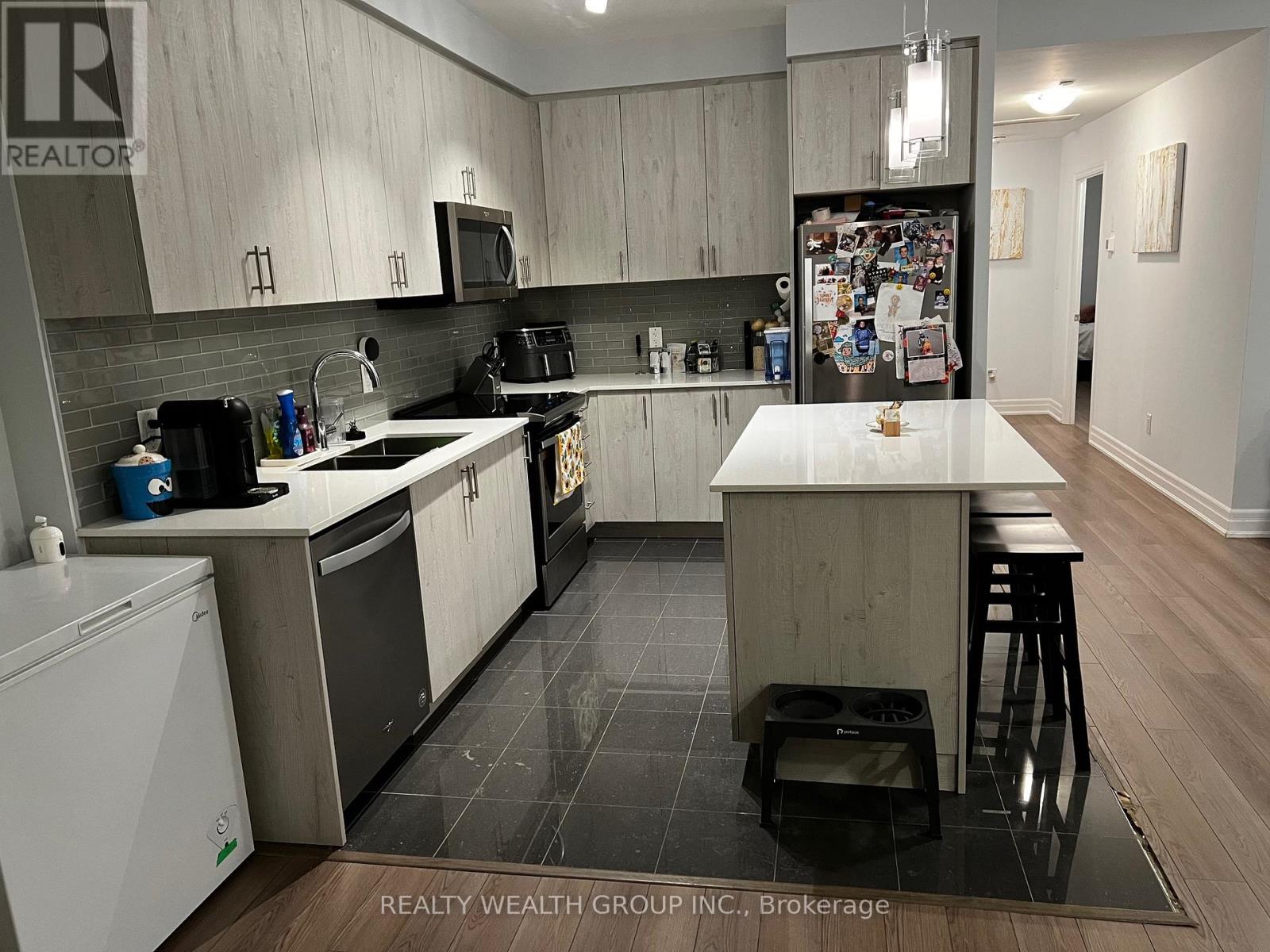 709 - 665 Cricklewood Drive, Mississauga, Ontario  L5G 0B9 - Photo 8 - W12701060