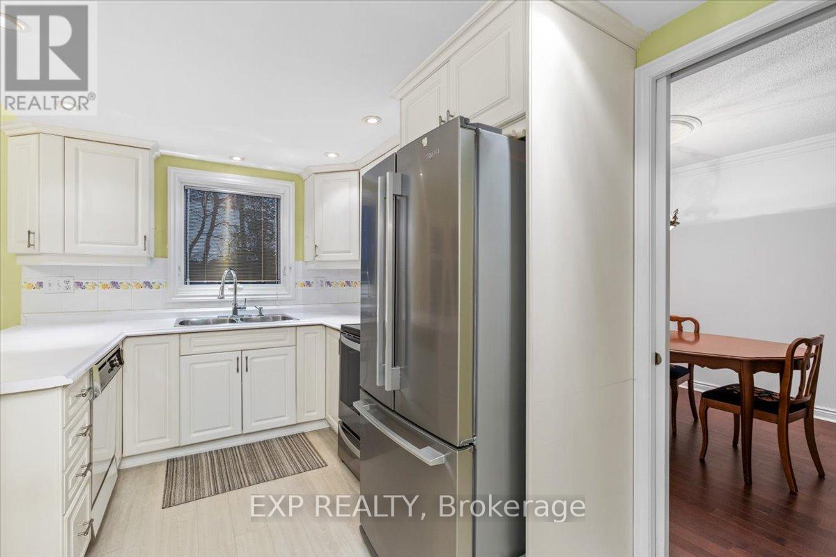 1442 Manitou Court, Oshawa, Ontario  L1G 7P8 - Photo 5 - E12701100