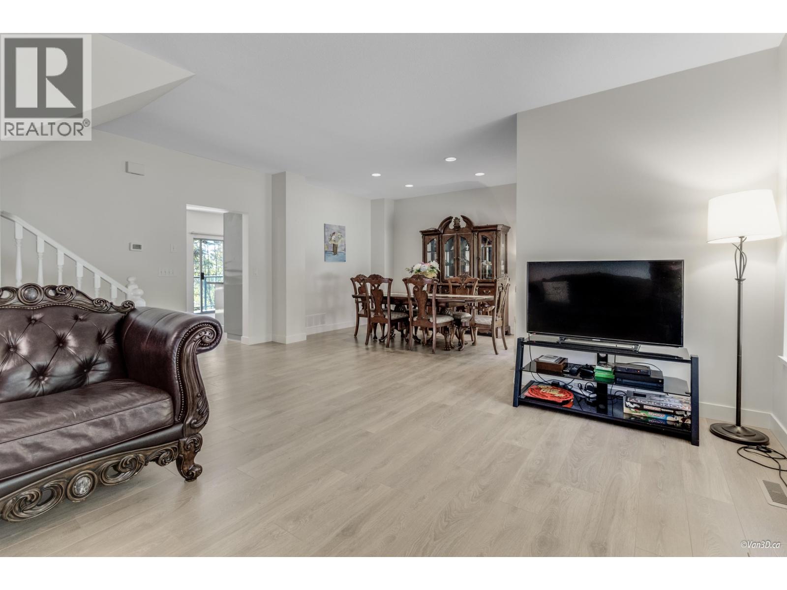 4 2951 Panorama Drive, Coquitlam, British Columbia  V3E 2W3 - Photo 3 - R3080014