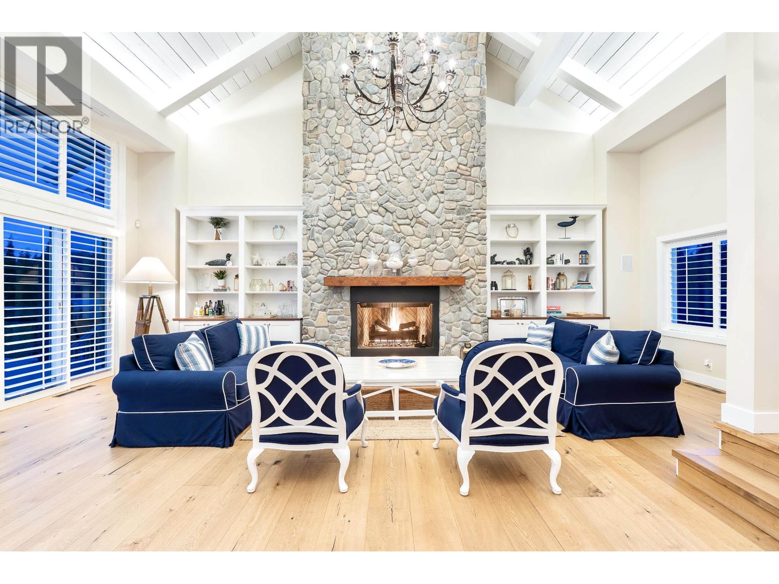 614 Lowry Lane, North Vancouver, British Columbia  V7M 3G3 - Photo 3 - R3080022