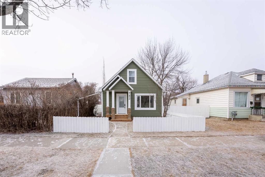 742 12c Street N, Lethbridge, Alberta  T1H 2N7 - Photo 2 - A2277511