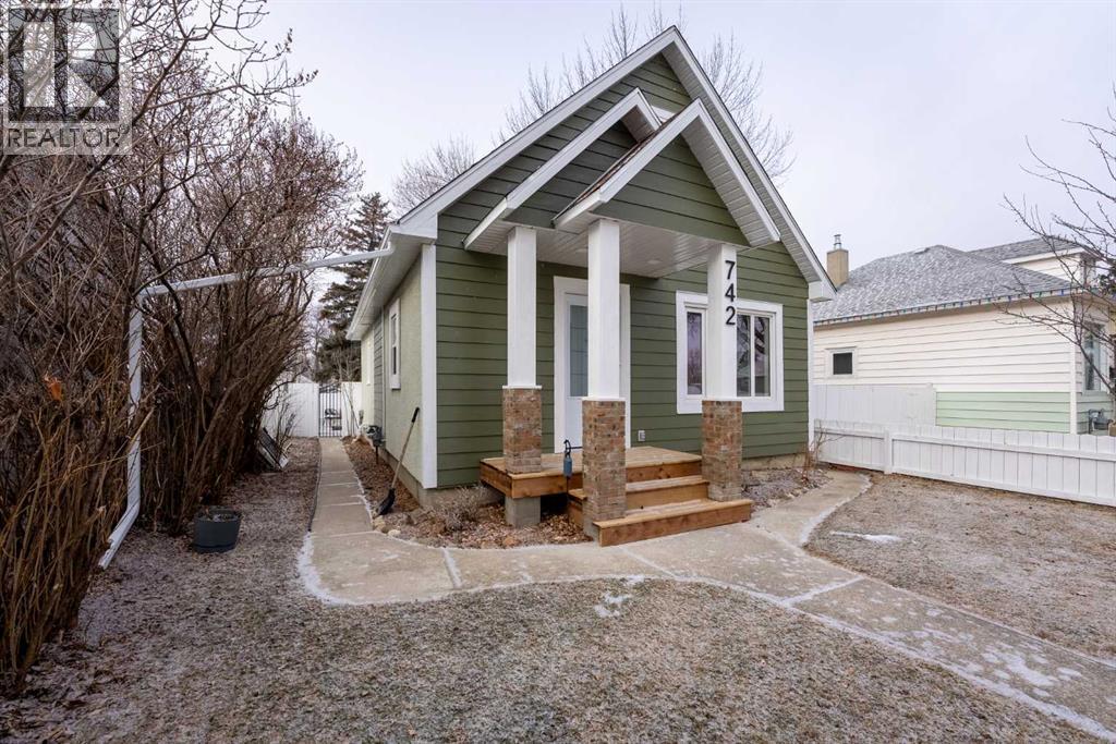 742 12c Street N, Lethbridge, Alberta  T1H 2N7 - Photo 3 - A2277511