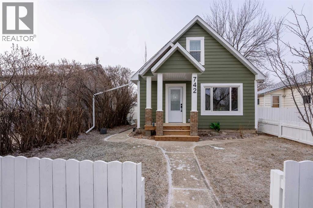 742 12c Street N, Lethbridge, Alberta  T1H 2N7 - Photo 1 - A2277511
