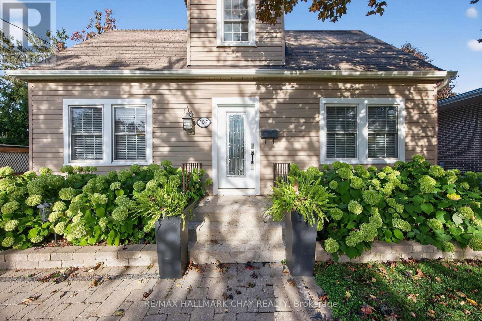 107 Peel Street, Barrie, Ontario  L4M 3L5 - Photo 2 - S12678242