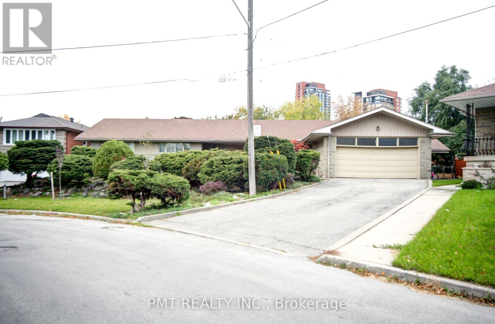 16 Carousel Court, Toronto, Ontario  M6B 3M1 - Photo 1 - W12701122
