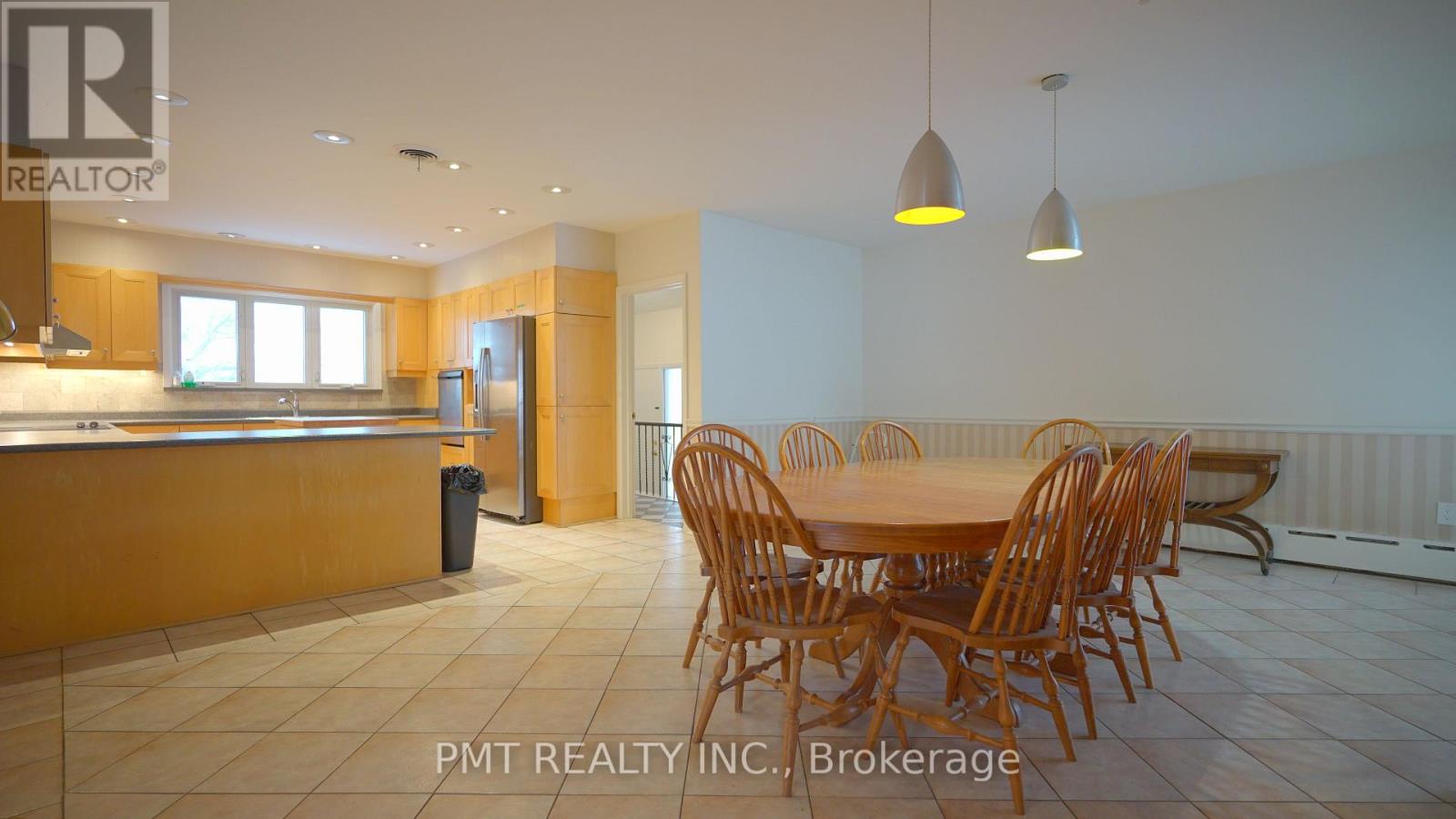 16 Carousel Court, Toronto, Ontario  M6B 3M1 - Photo 11 - W12701122