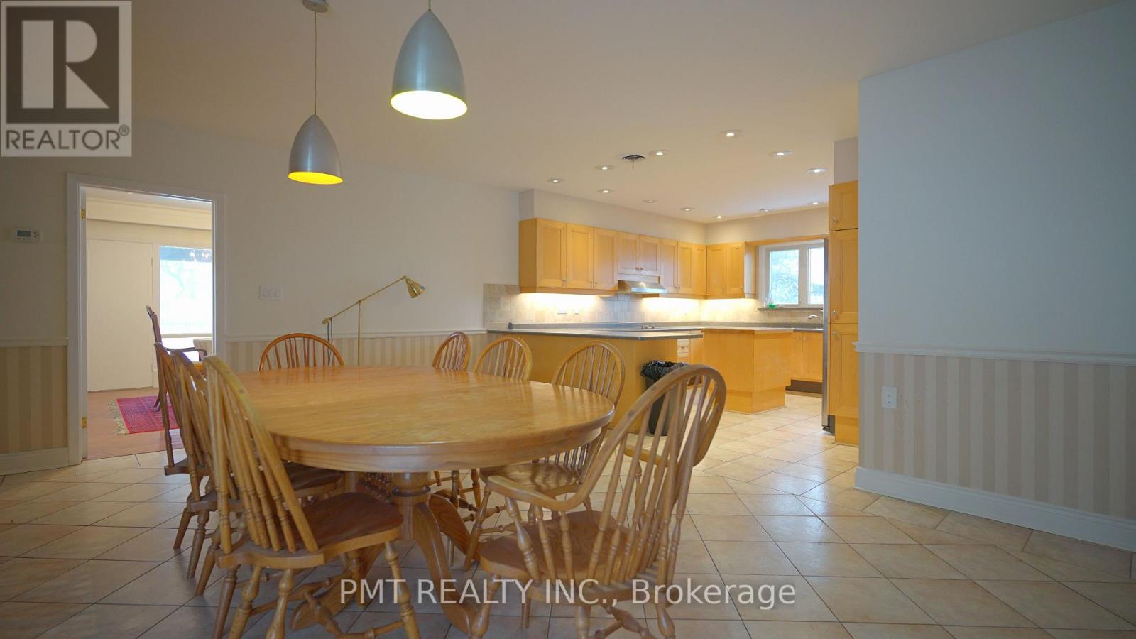 16 Carousel Court, Toronto, Ontario  M6B 3M1 - Photo 12 - W12701122