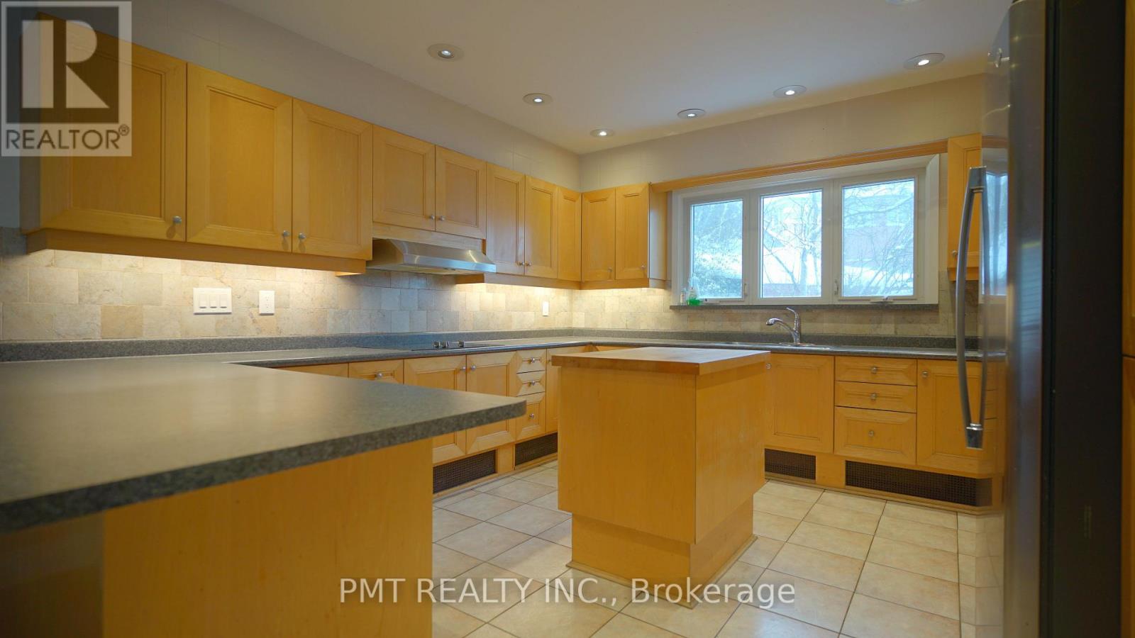 16 Carousel Court, Toronto, Ontario  M6B 3M1 - Photo 14 - W12701122