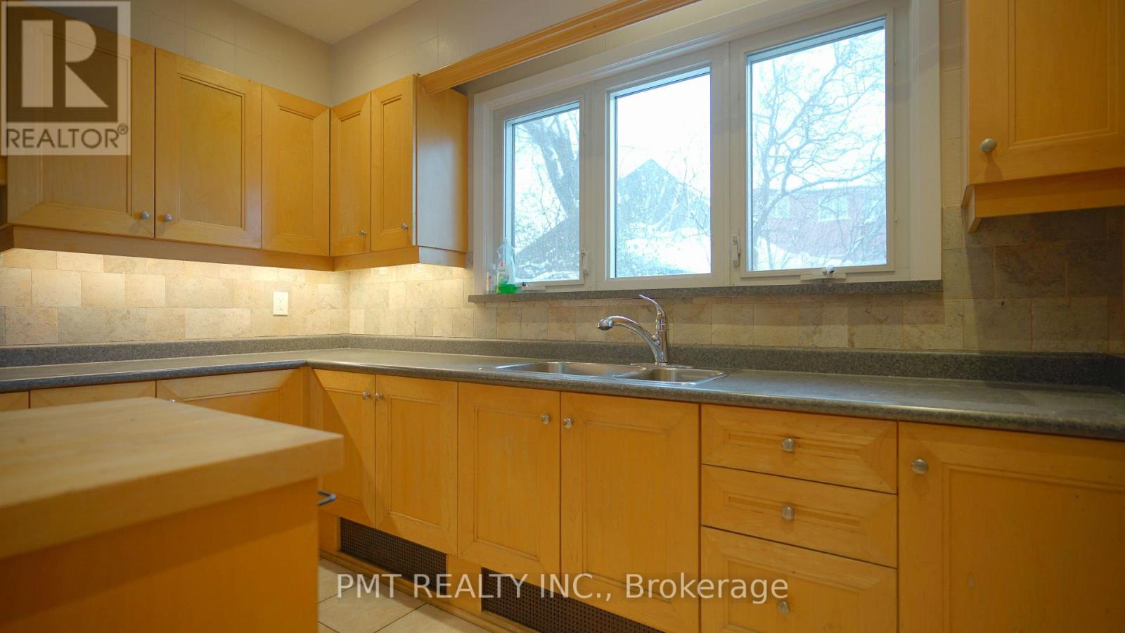 16 Carousel Court, Toronto, Ontario  M6B 3M1 - Photo 17 - W12701122