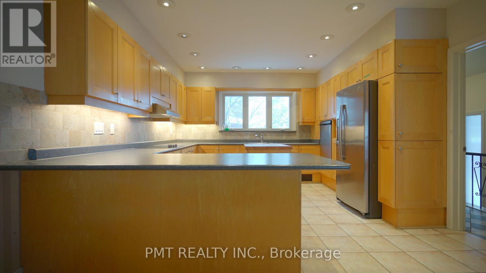 16 Carousel Court, Toronto, Ontario  M6B 3M1 - Photo 18 - W12701122