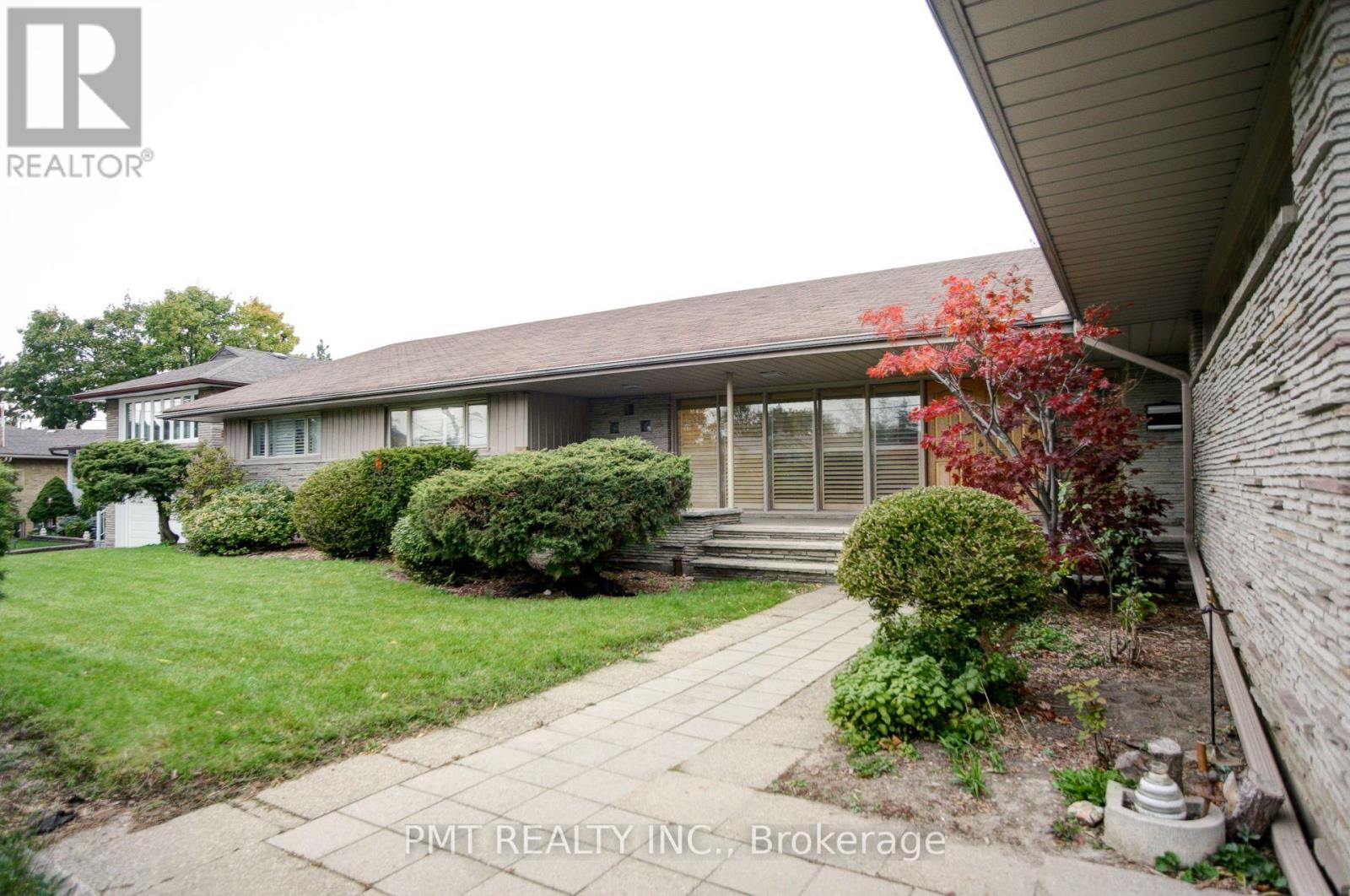 16 Carousel Court, Toronto, Ontario  M6B 3M1 - Photo 2 - W12701122