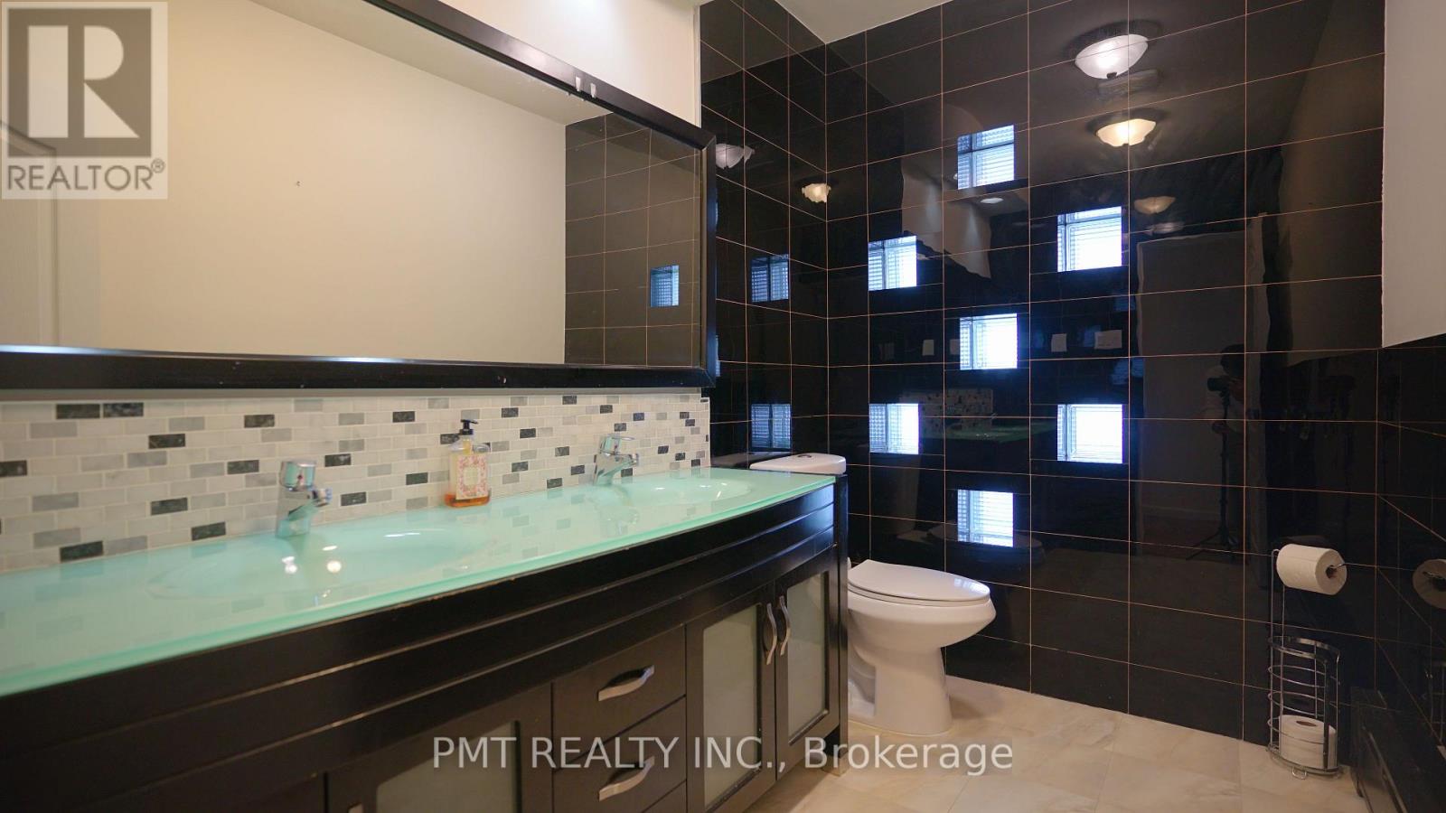 16 Carousel Court, Toronto, Ontario  M6B 3M1 - Photo 22 - W12701122