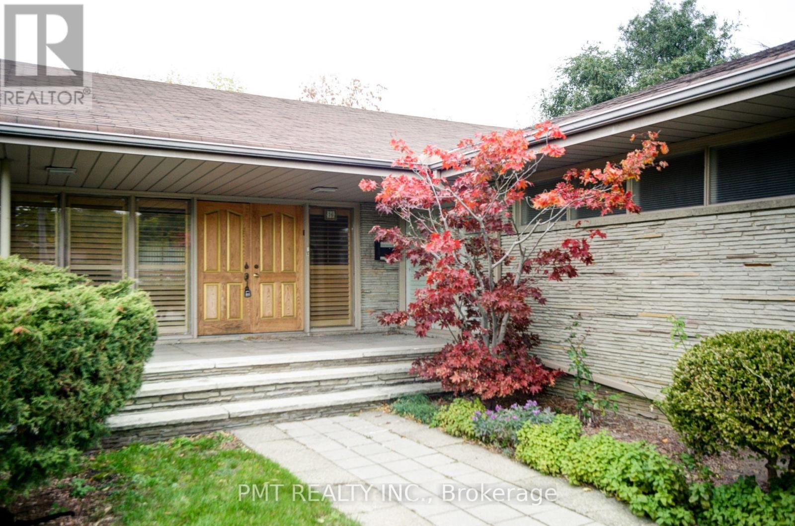 16 Carousel Court, Toronto, Ontario  M6B 3M1 - Photo 3 - W12701122