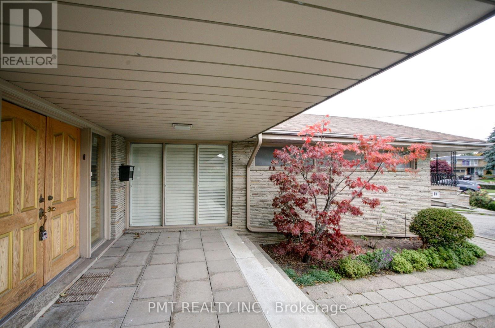 16 Carousel Court, Toronto, Ontario  M6B 3M1 - Photo 4 - W12701122