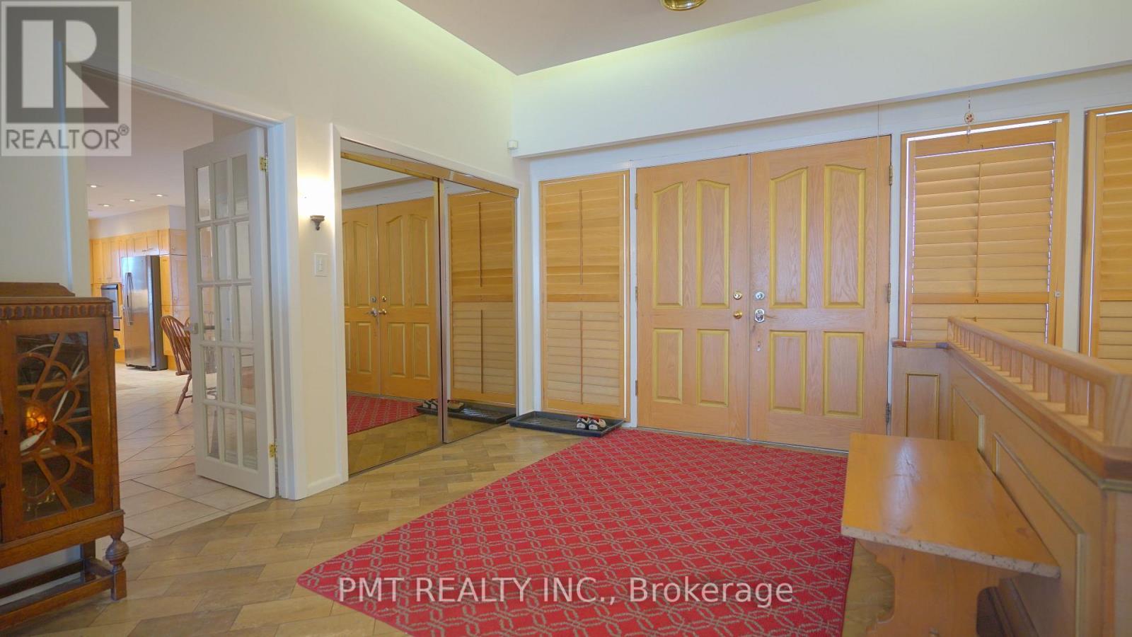 16 Carousel Court, Toronto, Ontario  M6B 3M1 - Photo 5 - W12701122