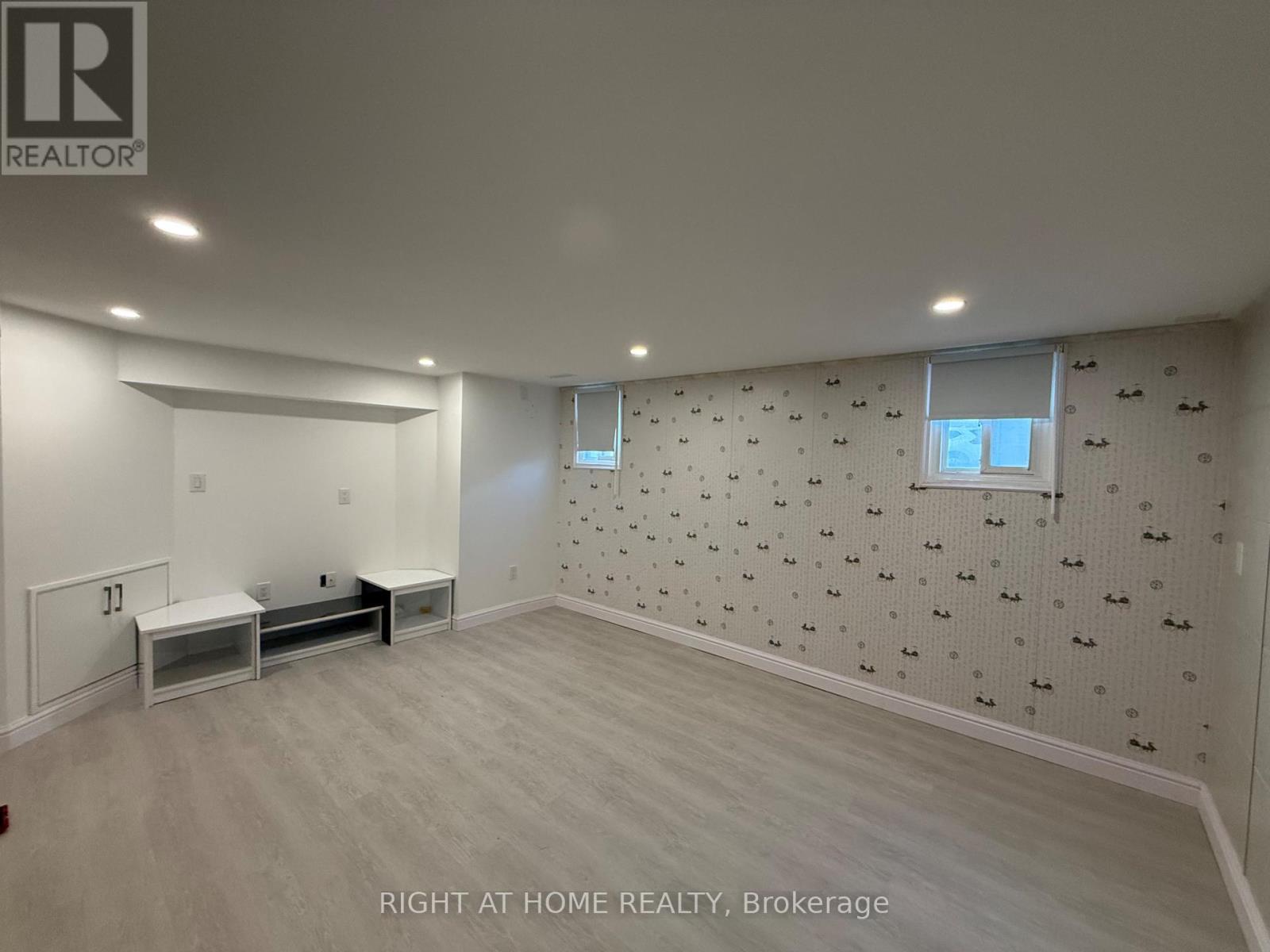 44 Ash Crescent, Toronto, Ontario  M8W 1E3 - Photo 7 - W12701032