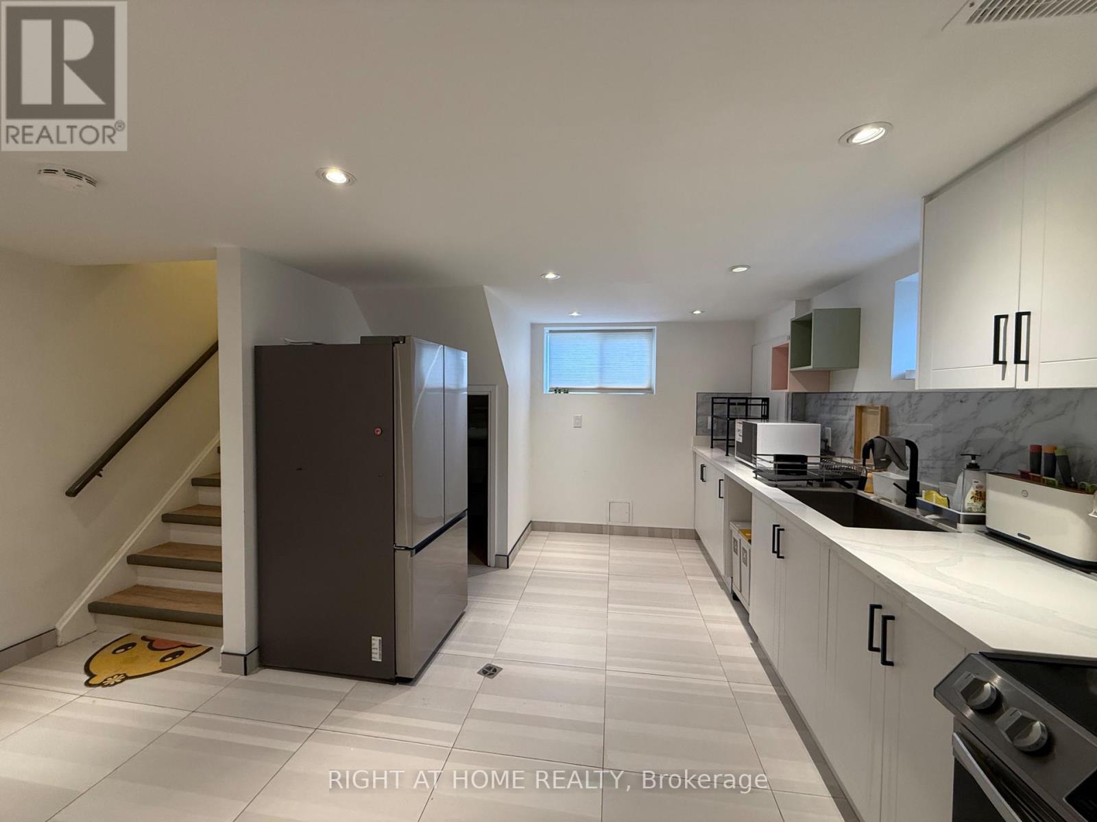 44 Ash Crescent, Toronto, Ontario  M8W 1E3 - Photo 4 - W12701032