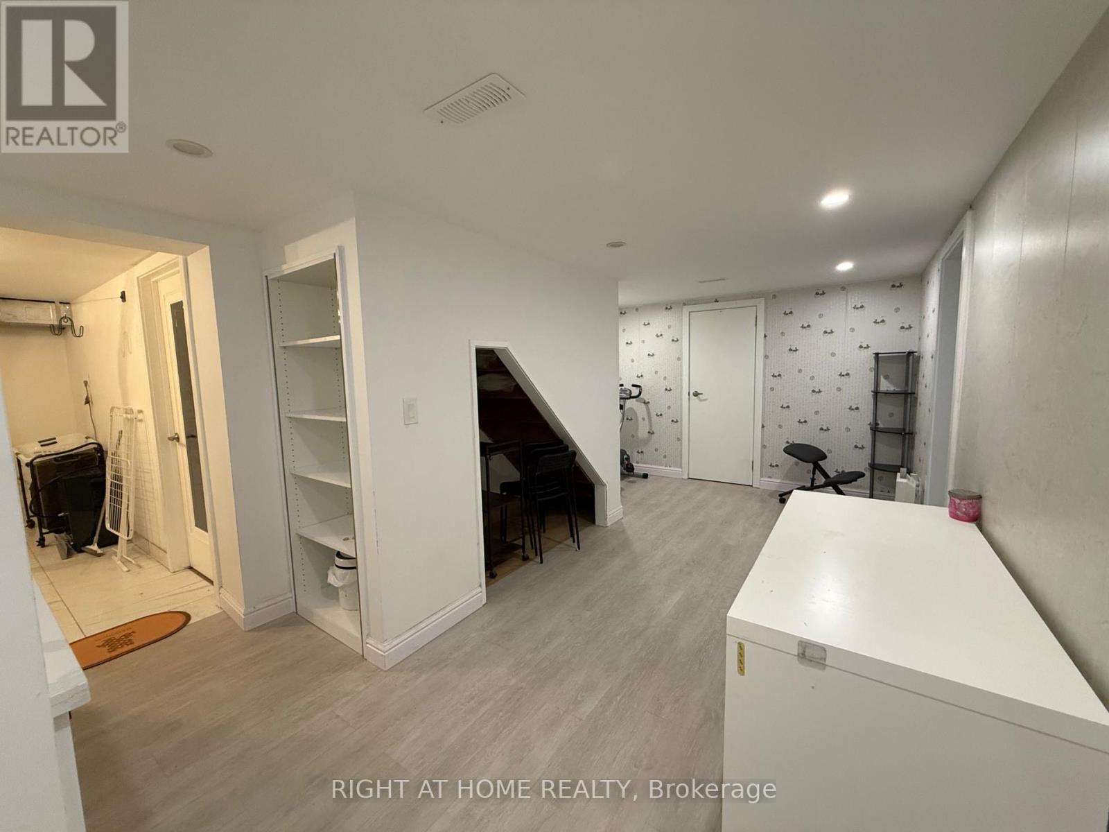 44 Ash Crescent, Toronto, Ontario  M8W 1E3 - Photo 6 - W12701032