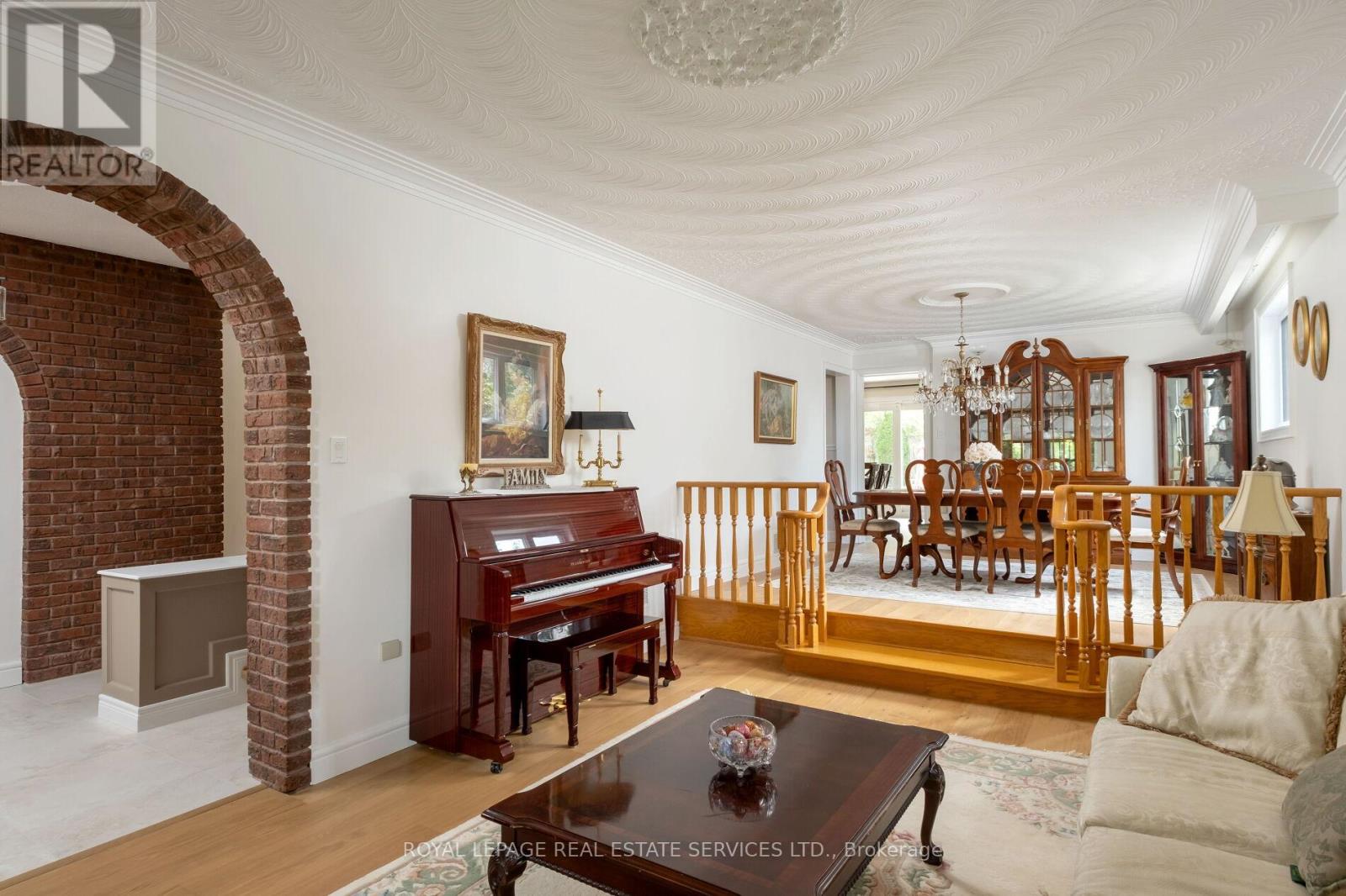 15 Westroyal Road, Toronto, Ontario  M9P 2C4 - Photo 11 - W12398381