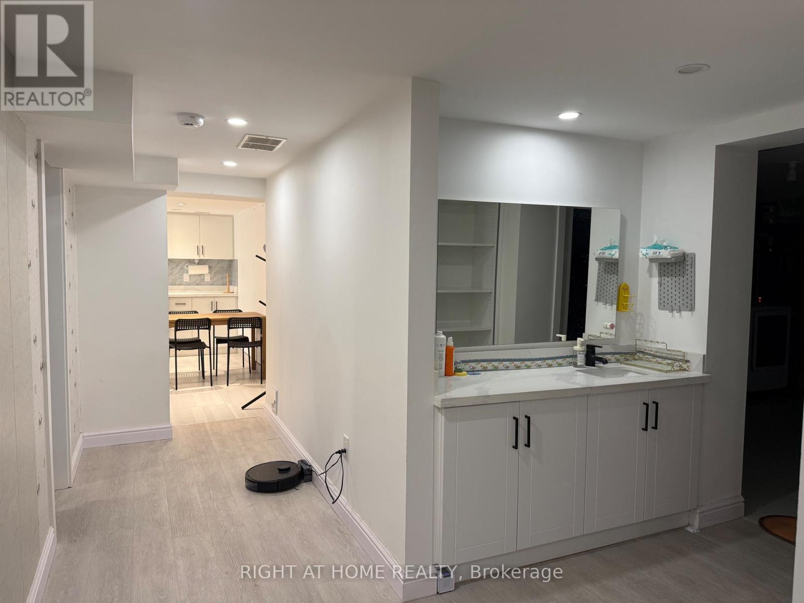 44 Ash Crescent, Toronto, Ontario  M8W 1E3 - Photo 5 - W12701032