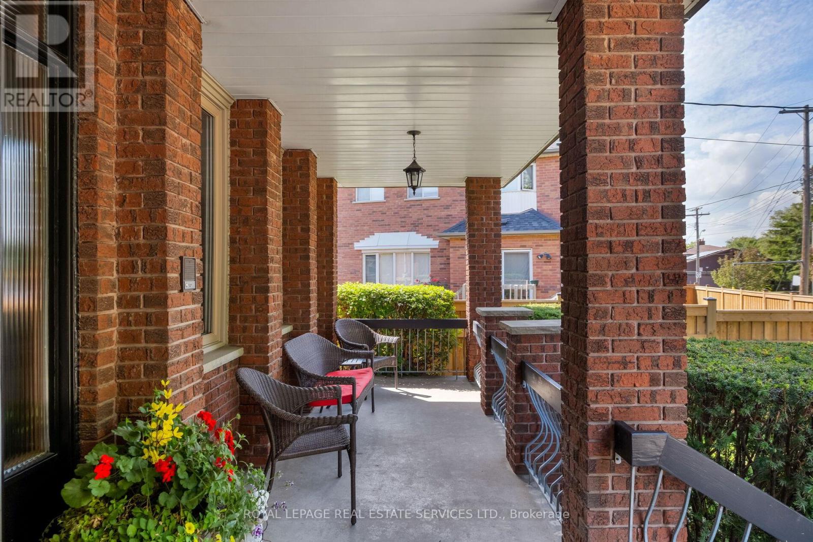 15 Westroyal Road, Toronto, Ontario  M9P 2C4 - Photo 4 - W12398381