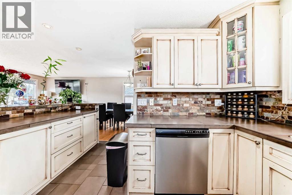 53 Wakefield Drive Sw, Calgary, Alberta  T3C 2W8 - Photo 3 - A2230901