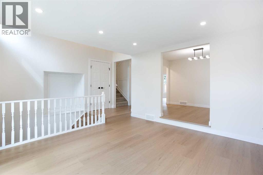 24 Hawkwood Crescent Nw, Calgary, Alberta  T3G 1X5 - Photo 9 - A2272177