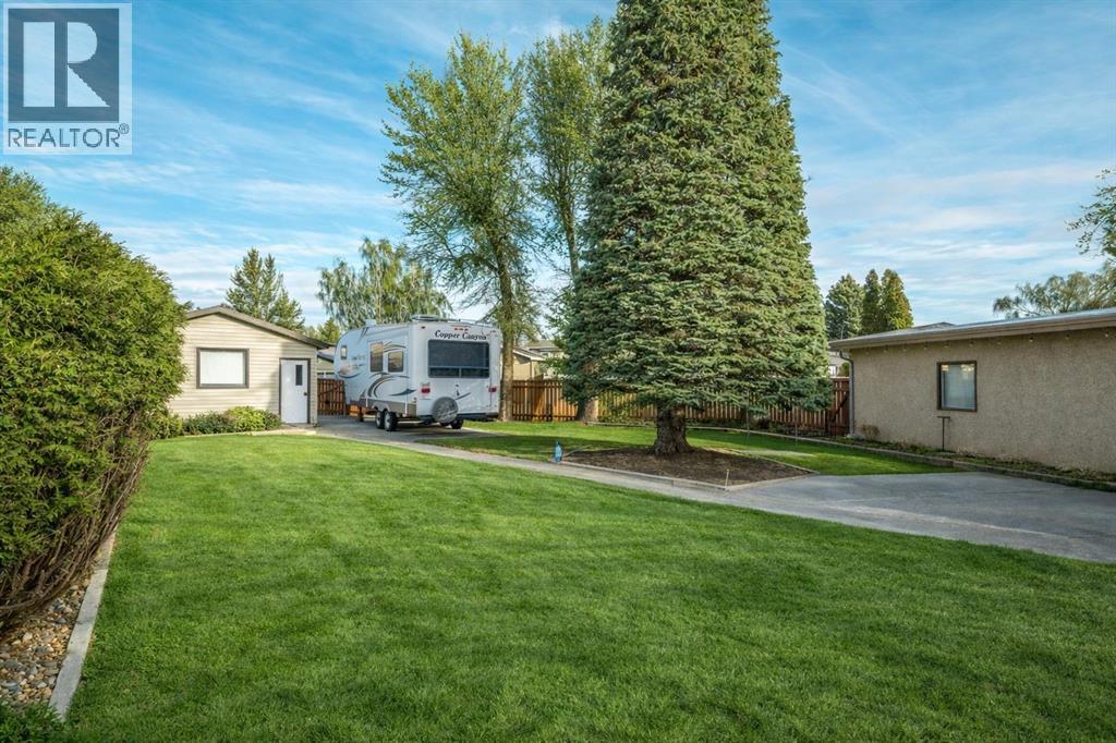 2017 16 Street N, Lethbridge, Alberta  T1H 4W6 - Photo 2 - A2279260