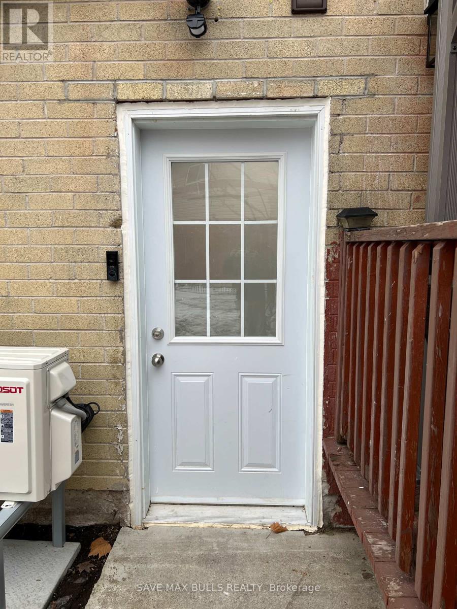 15 GOLDEN GATE DRIVE, Brampton, Ontario