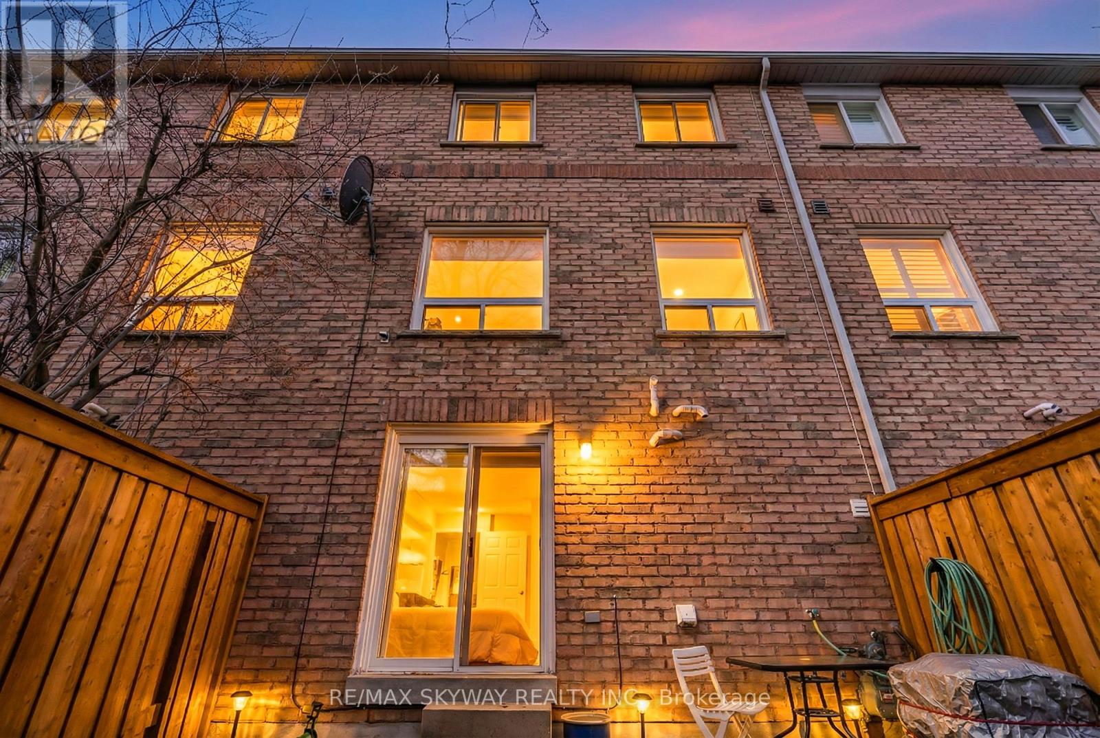 3 - 2 Clay Brick Court Nw, Brampton, Ontario  L6V 4M1 - Photo 3 - W12701210