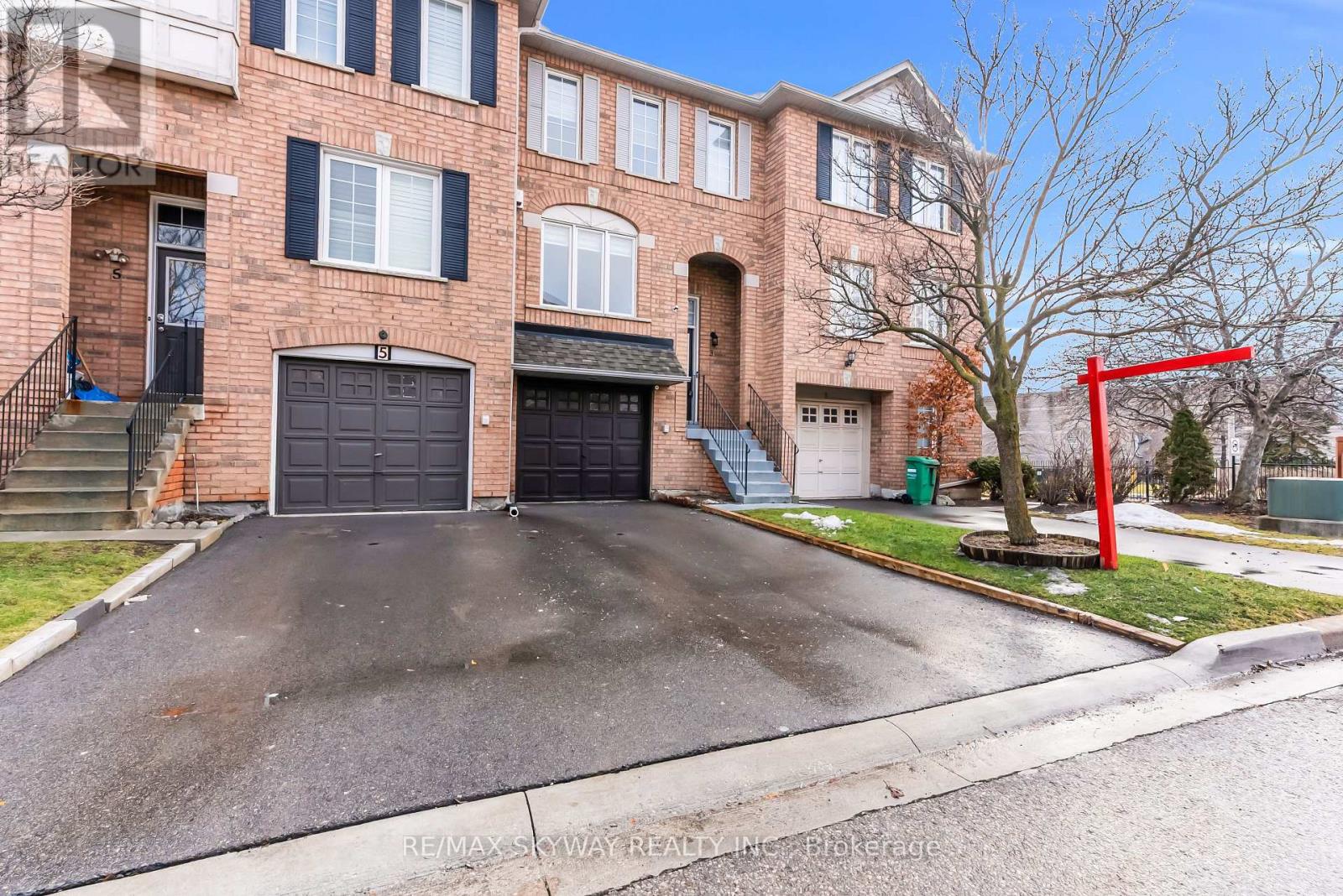 3 - 2 Clay Brick Court Nw, Brampton, Ontario  L6V 4M1 - Photo 6 - W12701210