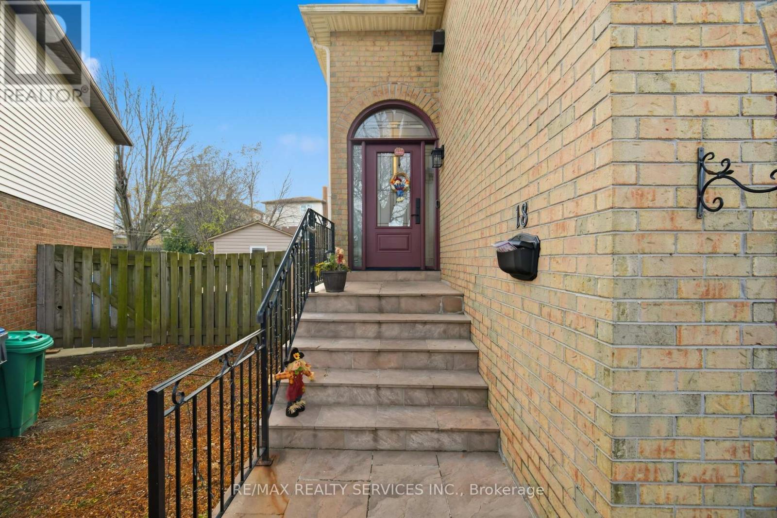 18 Myna Court, Brampton, Ontario  L6S 4H8 - Photo 6 - W12701224