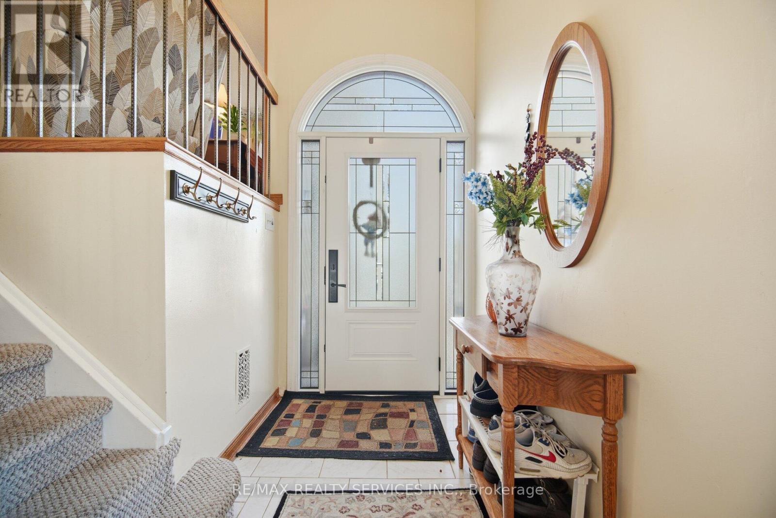 18 Myna Court, Brampton, Ontario  L6S 4H8 - Photo 7 - W12701224