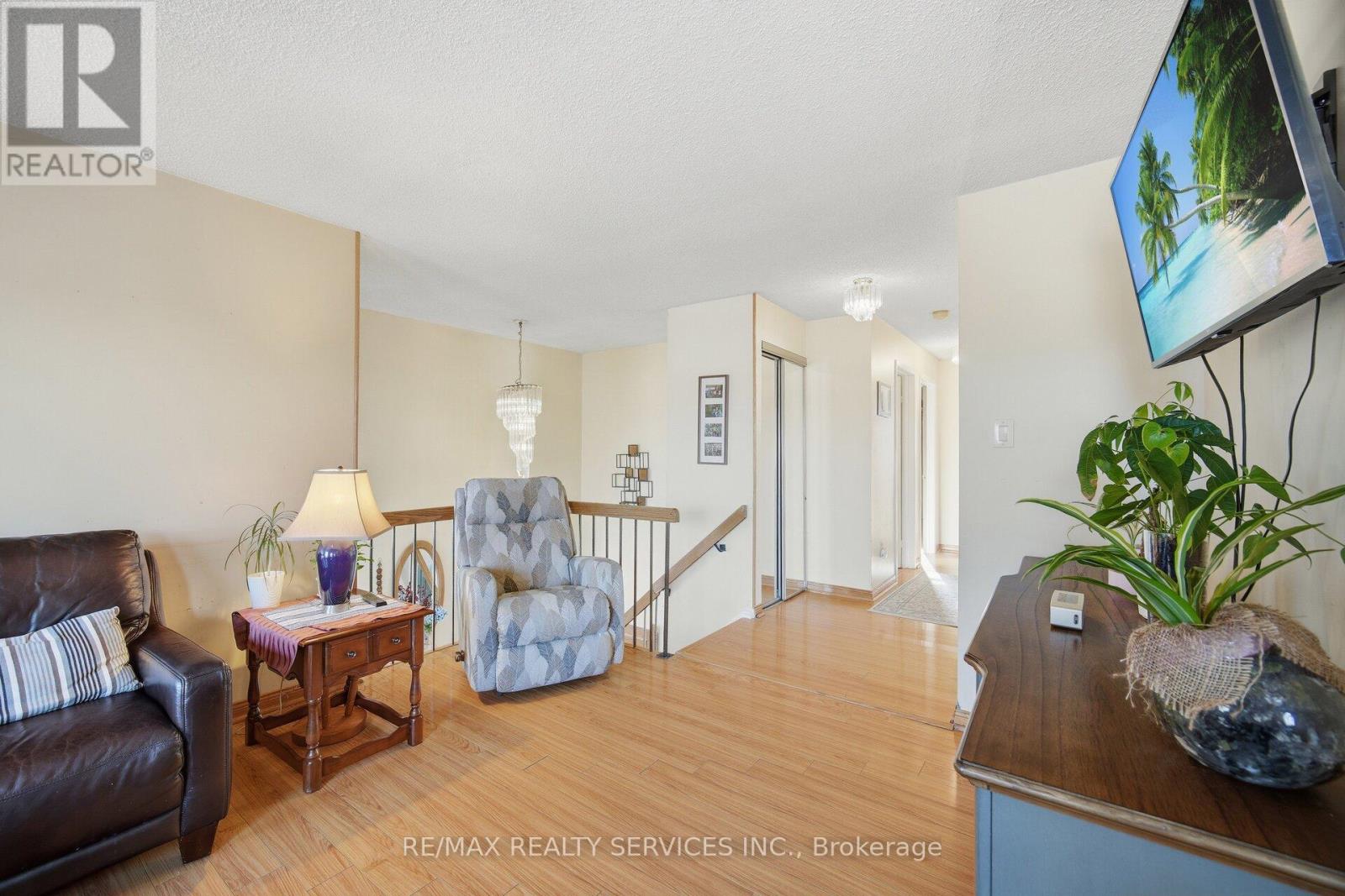 18 Myna Court, Brampton, Ontario  L6S 4H8 - Photo 9 - W12701224