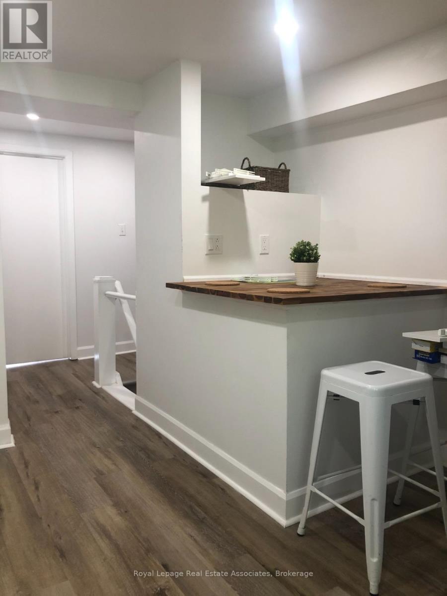 2283 DUNDAS STREET W, Toronto, Ontario