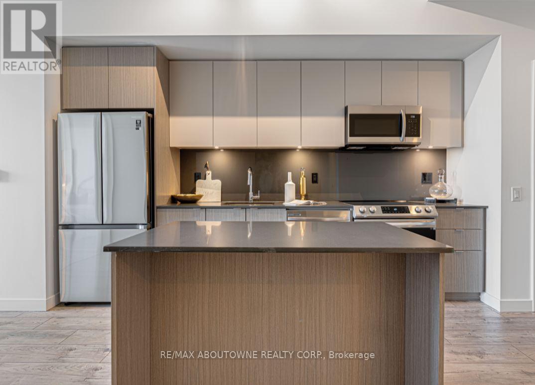 B0719 - 133 Bronte Road, Oakville, Ontario  L6L 3C1 - Photo 2 - W12701316