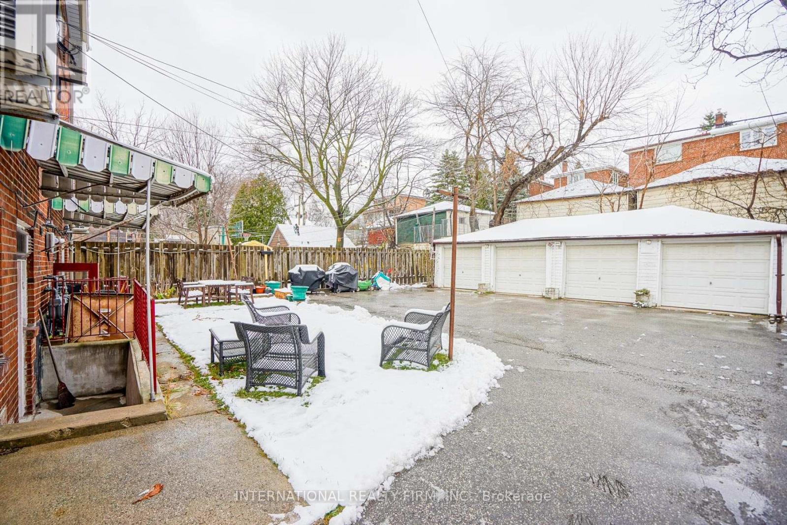 3 - 295 Indian Grove W, Toronto, Ontario  M6P 2H6 - Photo 17 - W12701326