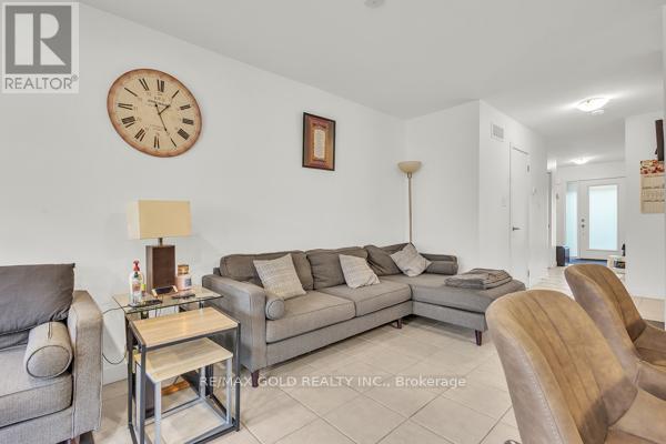 75 Pony Way, Kitchener, Ontario  N2R 0R8 - Photo 4 - X12701256
