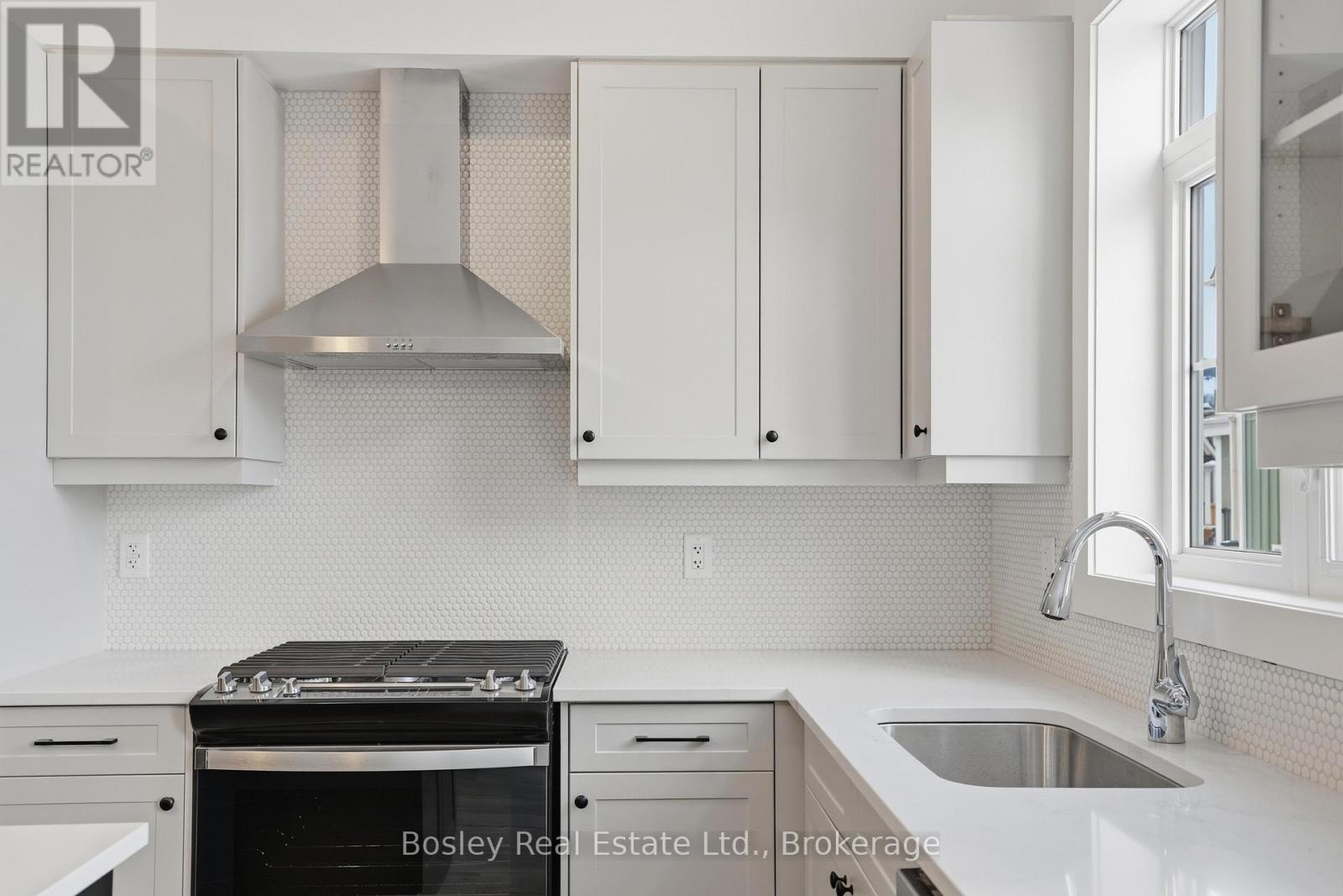 130 White Oak Crescent, Blue Mountains, Ontario  L9Y 5T5 - Photo 8 - X12701342