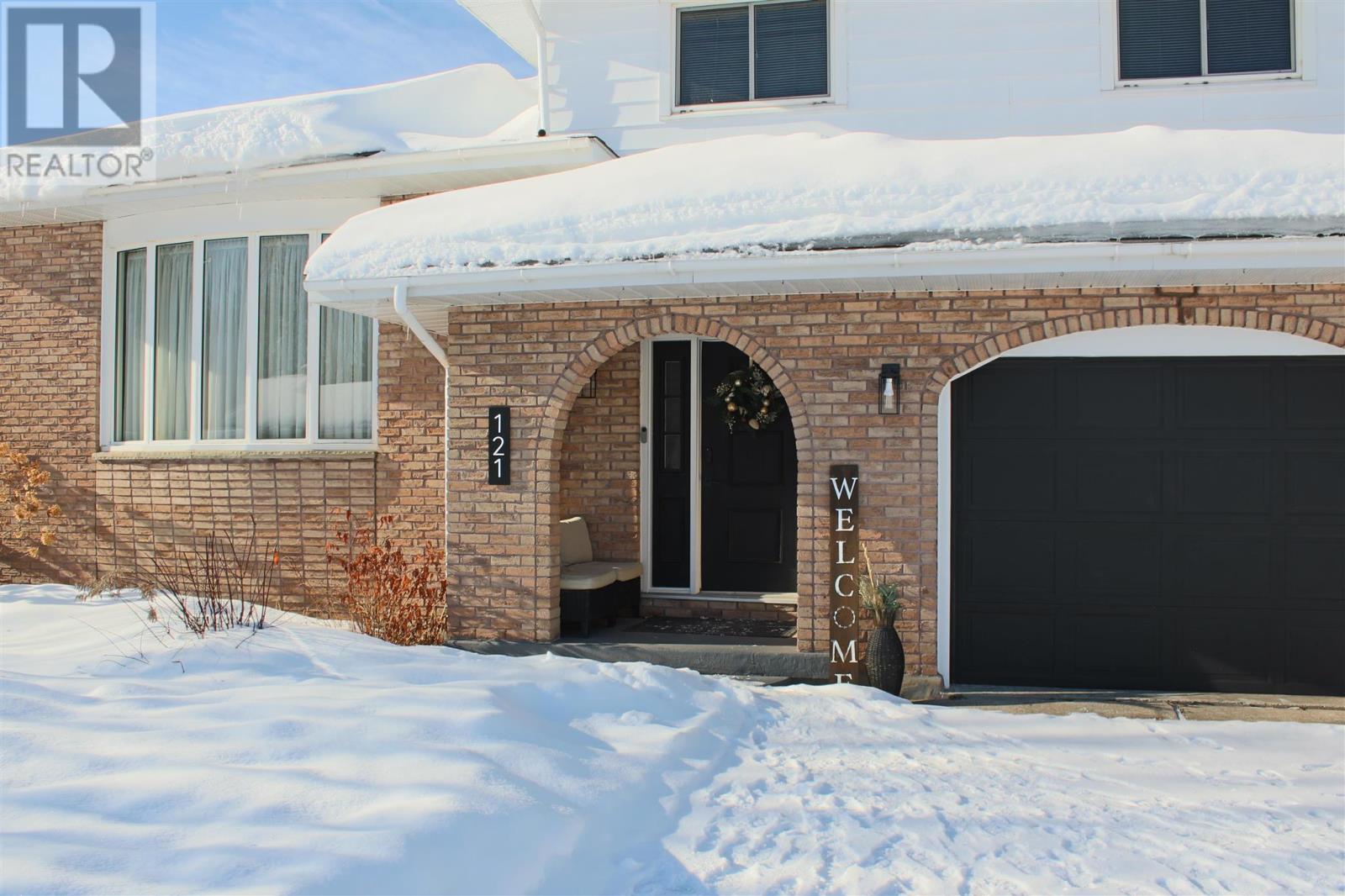 121 Centennial Ave, Sault Ste. Marie, Ontario  P6A 5B2 - Photo 2 - SM260092