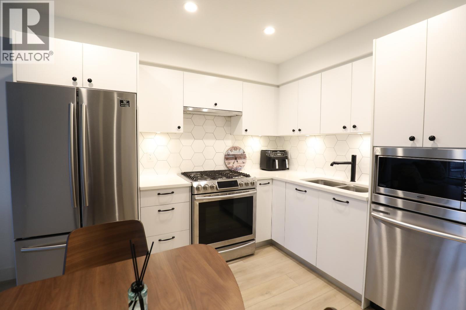 309 1519 Crown Street, North Vancouver, British Columbia  V7J 1G6 - Photo 3 - R3080041