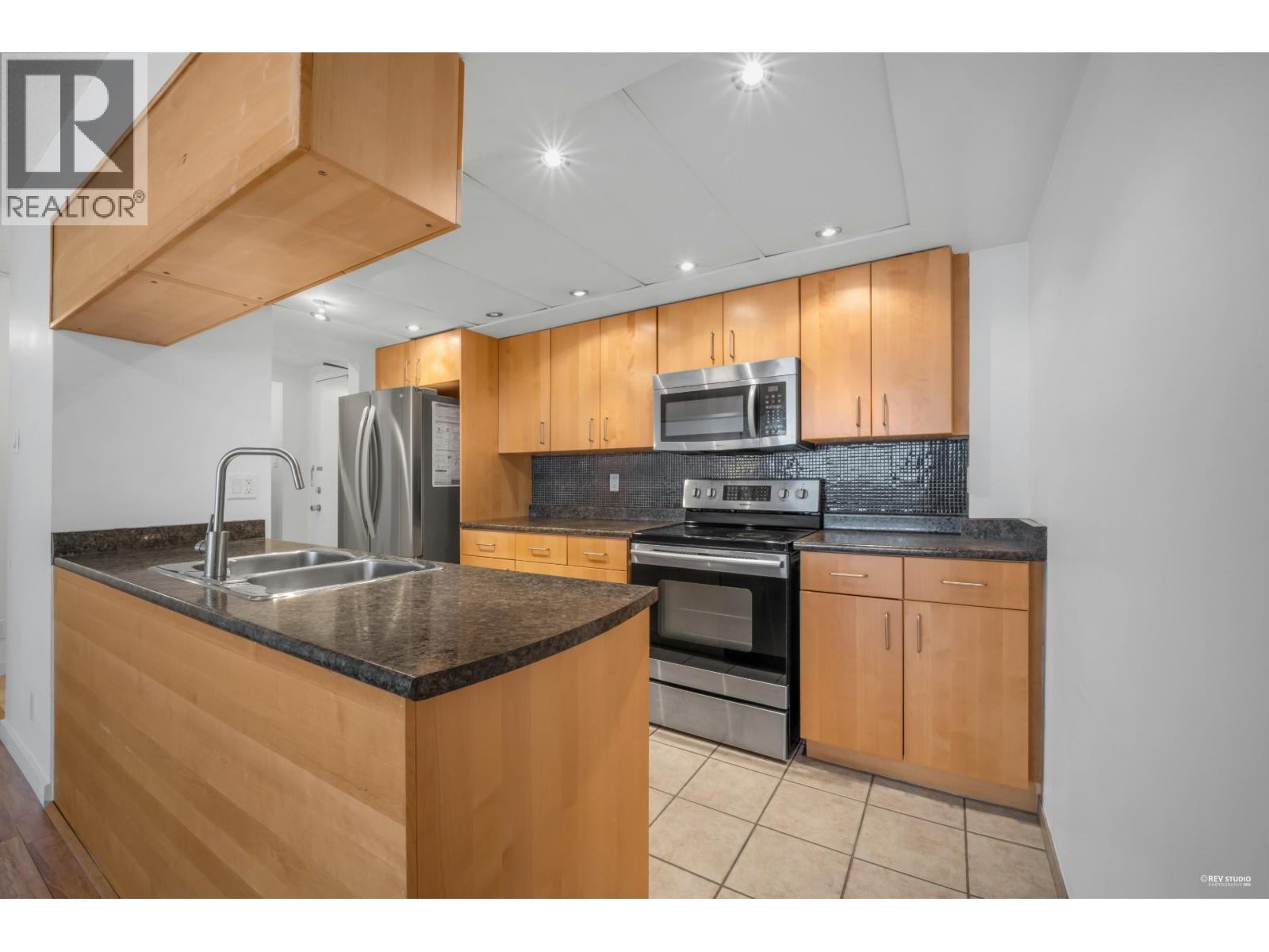 2402 9521 Cardston Court, Burnaby, British Columbia  V3N 4R8 - Photo 4 - R3080061