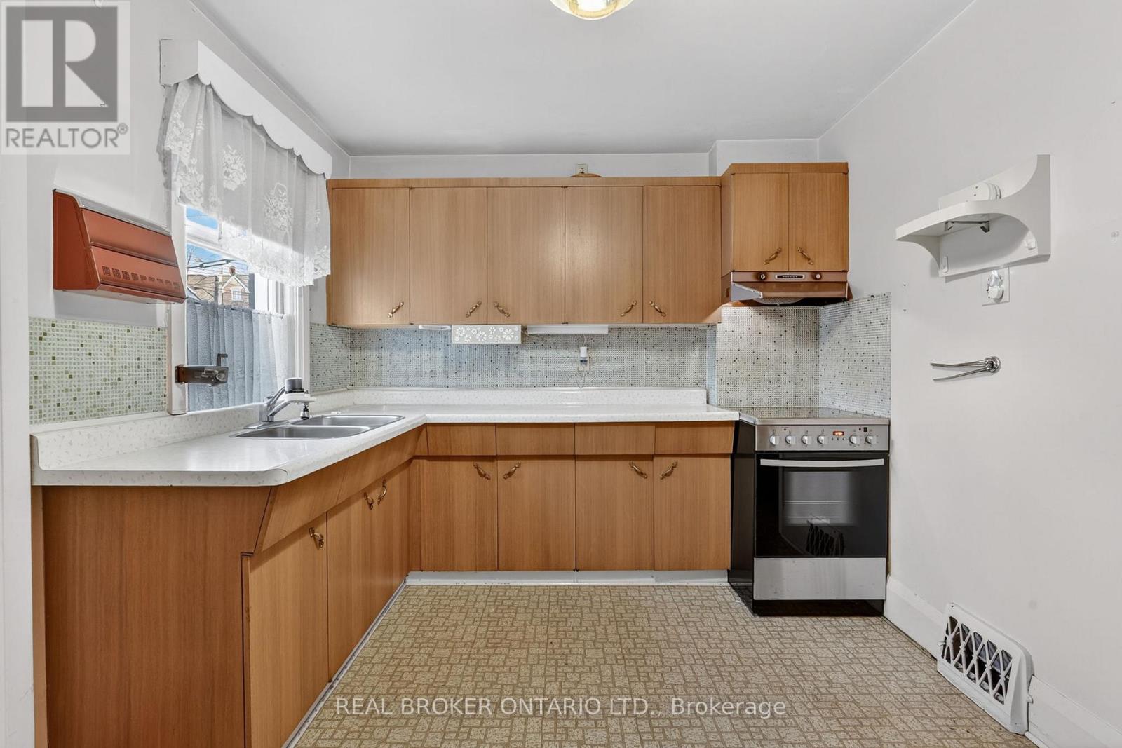 648 Willard Avenue, Toronto, Ontario  M6S 3S4 - Photo 13 - W12682330